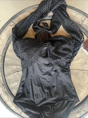 Amazing Dana Buchman Black Lace Halter One-Piece Swimsuit Size 10.    B40